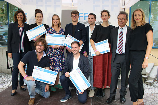 Ministerin Ilse Aigner (li.) und FFF Chef Klaus Schaefer, (2.v.r.) mit den beim Kurzfilmwettbewerb "Bayern 2030" nominierten  Georgia Stahl, Josephine Ehlert, Max Scherer, Philipp Link, Saralisa Volm  Adina Mungenast, Ingo Westmeier und Lukas Baier (©foto: Martin Schmitz)